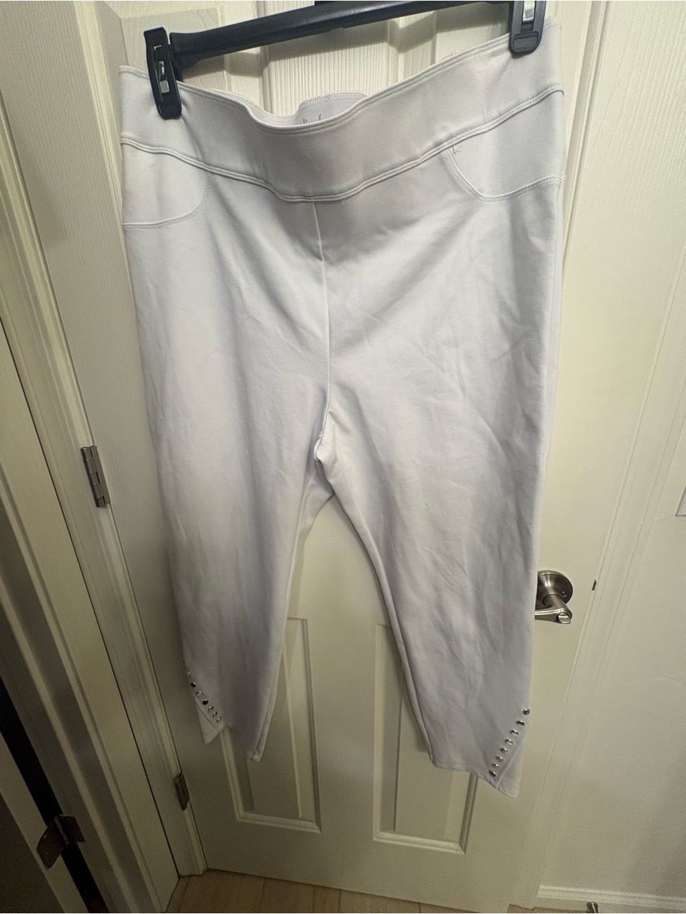 Investments Slim Factor White Pull-On Capri/Crop  Leggings with Hem Studs